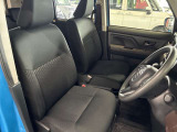 運転席の画像です。足元やシートまわりに余裕があり、リラックスした姿勢で運転が可能です。視界も良好で操作系へのアクセスもしやすく、快適で安心感のあるドライブをサポートします。