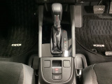 「e:HEV」はモーター走行を中心にしながら電気エネルギーやエンジン動力を最も効率よく使い分けることができる賢いハイブリッドシステムです。サイドブレーキはスイッチ操作の電子制御パーキングブレーキです。
