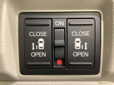 リアドアは乗り降りに便利な両側電動スライドドアです。また運転席に座っていながらスイッチ操作で自在にスライドドアを開け閉めできます。