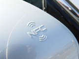 【NFCカードキー】 NFCカードキーを運転席側ドアミラーにかざすと、ドアの開錠/施錠が可能。そのまま乗車して車両始動も可能です。マリンスポーツなどアクティブティの際に活躍します。