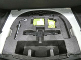 パンク修理剤とエアーポンプのセットです。スペアタイヤは装備していませんが空いたスペースを小物入れとして使用できます