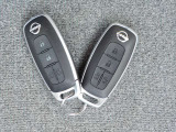 【 インテリジェントキー 】 キーを持っていればエンジン始動でき、ドアノブのボタンで車の鍵の開錠と施錠もできます。キーを取り出す手間がなくなります。