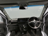 【運転席】冬道の安心感を生む4WD車。5速マニュアルとディスプレイオーディオを備えた機能的な空間です。視界が広く、毎日の仕事や移動を足元からしっかり支えてくれる相棒です。