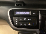 オートエアコンで、毎日のドライブを快適に。温度、風量を自動で調整し、理想的な車内環境を提供します。