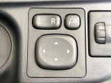 【電動格納ミラー】サイドミラーは電動格納式となっており、狭い駐車場でもキズがつくリスクを抑えられます。