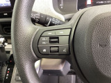 ステアリングにオーディオ操作スイッチが付いています。オーディオ画面に直接タッチしなくても操作が出来ますので、運転に集中できます。