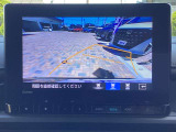 大型画面で確認できるガイド付きバックカメラです。商業施設や立体駐車場、夜間の後方確認に役立ちます。