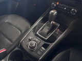 中古車選びで意外と見落としがちなポイントが、シフトレバー周辺の状態です。今回掲載している画像では、操作部分の使用感をはじめ、パネルの傷や擦れ、ボタン類の動作跡など、確認していただけます。