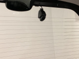 後方にもドライブレコーダーのカメラが付いています。前後両方でお車の周りを監視・記録いたします。