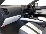 F SPORT専用のシート色により、より一層スポーティな雰囲気になっております。