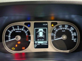 様々な車両情報を表示できるTFTマルチインフォメーションディスプレイを中央に配した視認性の高い大型2眼メーターです