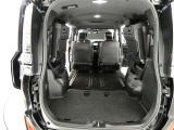 3列目シートは跳ね上げ式で折りたたみ可能です。キャンプ用品など大きな荷物もばっちり収納可能です!