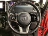 ハンドルにHondaセンシング系のクルーズコントロールやレーンキープアシストなどのスイッチと、オーディオの操作スイッチが装備されています。ハンドルから手を離さず安全に操作できます。