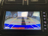 ディスプレイに後方の視界を表示し、車庫入れをサポート「距離目安線」「車幅延長線」およびステアリング操作に連動する「予想進路線」を画面に表示します。※必ず車両周辺の安全を直接確認してください。