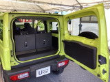 テールゲートは、右に開くタイプなので、狭い所でも荷物の出し入れがしやすいです。