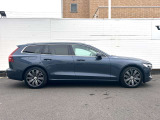 北欧流のラグジュアリーを体現したV60。伝統的なスカンジナビアン・デザインを継承しながら、躍動感にあふれ優雅な雰囲気を身にまとう、新しい潮流を具現化したスタイリングです。
