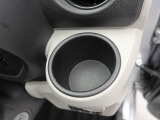 カップホルダーは運転席や助手席からちょうど手の届く位置です!!