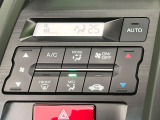 【オートエアコン】一度お好みの温度に設定すれば、車内の温度を検知し風量や温度を自動で調整。暑い&hellip;寒い&hellip;と何度もスイッチ操作をする必要はありません。快適な車内空間には必須の機能ですね♪