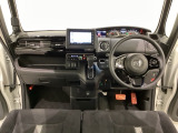 車内は光触媒抗菌消臭施工済です。スタイリッシュなデザインでスポーティなインパネ周りを演出します。グローブボックスやカップホルダーのほかにトレーなどたくさんの収納スペースが付いています。