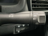 【オートライト】車のセンサーが周囲の明るさを感知し、自動でヘッドライトを点灯・消灯する機能です。この機能は夕暮れ時の交通事故が多い時間帯の安全性を高めてくれます。