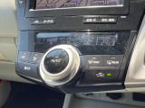 【オートエアコン】一度お好みの温度に設定すれば、車内の温度を検知し風量や温度を自動で調整。暑い&hellip;寒い&hellip;と何度もスイッチ操作をする必要はありません。快適な車内空間には必須の機能ですね♪