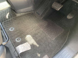 運転席側のフロアマットです。かなり使用感がございます。