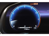 運転手の目の前のガラスにスピードメーター等を表示してくれるヘッドアップディスプレイ。視線の移動が少なくてすむので運転に集中できます。