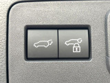 【パワーバックドア】スマートキーや運転席のボタンを押すだけでリアゲートが自動で開閉します!荷物を持っている時や、高い位置にあるバックドアを閉める際に便利な機能です♪