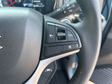 【クルーズコントロール】アクセル操作なしで一定速度を保つ機能。先行車との距離を自動調整する追従型が主流で、高速走行時の疲労を劇的に軽減します。長距離移動が多いお客様への商談では必須の快適装備です。