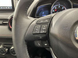 ステアリングスイッチ付きで、運転中に視線を前に向けたまま操作できます。