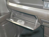 必需品の保険証や車検証の他に、お好きなCD・DVDやサングラスなど小物を収納できます。意外と大切な部分なんですよ。