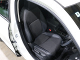 程よい硬さとホールド性が高いシートで長時間運転も快適です。