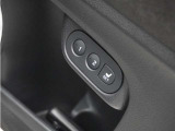 【ドライビングポジションシステム】Hondaスマートキー、DRIVER1・DRIVER2のそれぞれにシート位置を記憶でき、乗車時に使用キーを判別して自動で調整を行います。