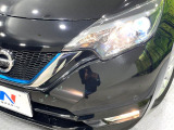 【LEDヘッドライト】悪天候や夜間走行時も良好な視界を確保し安心して運転できる高輝度LEDヘッドライトを装備!点灯速度が早く、消費電力も抑えられています。
