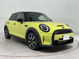 おすすめポイント2:社外カスタム多数!ぜひお車を見にご来店ください。(ヘッドライトプロテクション、社外ステアリング、センターメーターホルダー、ルーフラッピング等)