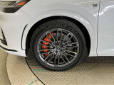オレンジキャリパー(フロントLEXUSロゴ)装着でよりF SPORTらしい印象になっております。