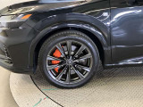 オレンジキャリパー(フロントLEXUSロゴ)装着でよりF SPORTらしい印象になっております。