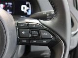 アダプティブクルーズコントロール機能付きです。走行中に先行車の様子を検知しながら、設定した車速の範囲内で先行車との距離のキープを支援します。詳細は販売店スタッフまでおたずねください。