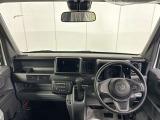 水平基調のインテリアデザインがすっきりとした車内と見晴らしのよい視界を与えてくれます。