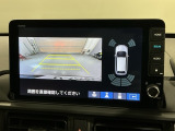 リバースギアに入れるだけで後方の表示へ切り替わります。夜間や雨の日の駐車も楽になりますよ。