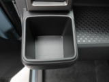カップホルダーは運転席や助手席からちょうど手の届く位置です!!