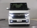 ハロゲンより明るく、より遠くまでさらなる安心感のあるLEDヘッドライトを採用。点灯忘れも防止できるオートライトコントロール機構付きです。