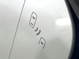 【ブラインドスポットモニター】走行中、ドアミラーの死角になりやすい箇所に後続車が接近するとサイドミラーのレンズに警告を表示!ドライバーに注意喚起をしてくれます。