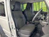運転席まわりには十分なスペースがあり、大柄な方でもゆったり運転していただける環境です。