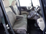 フロントシートはベンチシートです、運転席と助手席の移動が簡単です。真ん中にはアームレストも装備されています! また運転席シートの高さも調整できます。