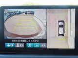 【マルチビューカメラシステム】フロントビューだけでなく、グラウンドビューも表示!自車を上空から見下ろしたような映像が表示されるので、駐車時などにドライバーの死角を減らすことができます。