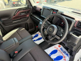 シート座面には着座姿勢を安定させるサイドサポートがあり、快適な運転環境を実現しています。