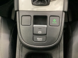 セレクトレバーの下に電子制御パーキングブレーキがあります。スイッチひとつで、停車した地点の傾斜などをシステムが検知・判断してブレーキ力を自動的に最適制御し、しっかり停車できるパーキングシステムです。