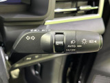 【アダプティブハイビーム】遠くまで明るく照らすハイビームを先行車や対向車に照射しない様、自動で調整!毎回手動で切り替える必要がなく、夜間走行時のストレスも軽減。安全性向上にも寄与します。