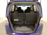 開口部も広く荷物の積み下ろしもしやすいお車となっております。3列目シートは5:5の割合で背もたれを倒しシートの跳ね上げができます。